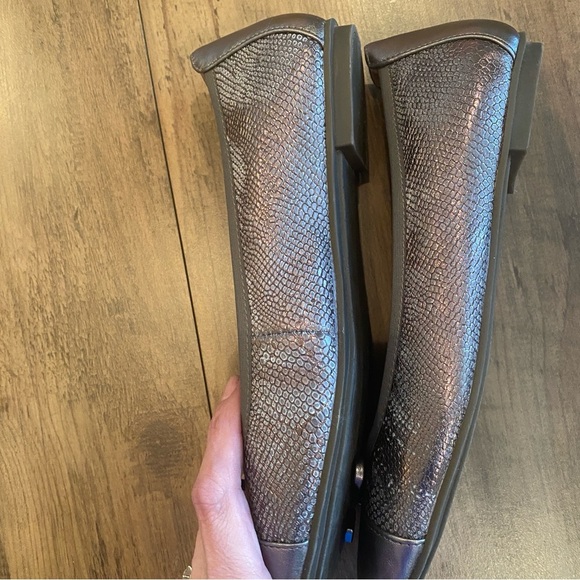 Vionic • Minna Ballet Flats • Size 7 • Metallic Bronze Snake Print with Bow - Picture 5 of 8
